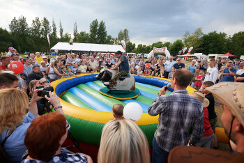 Rodzinnie w rytmie country na stadionie przy Okrzei