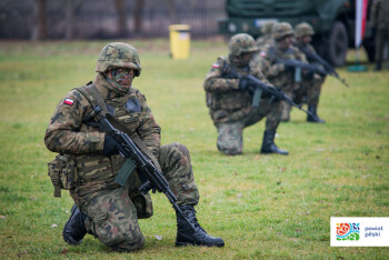 Militarnych atrakcji przy Okrzei nie brakowało