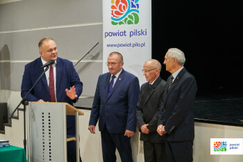 Przeszli na emeryturę. Władze powiatu podziękowały urzędnikom za długoletnią służbę dla mieszkańców 