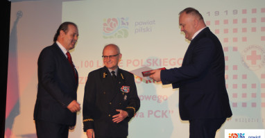 Starosta Pilski odznaczony Medalem 100-lecia PCK