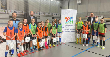Trening młodych piłkarek kadry Północnej Wielkopolski w hali przy Pola  
