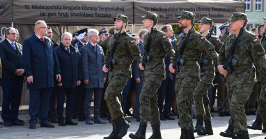 Przysięga wojskowa terytorialsów na placu Staszica w Pile 