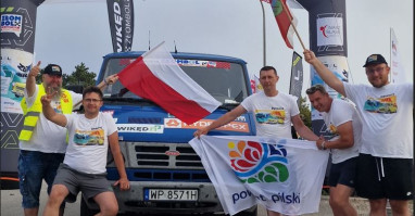 ekipa ze złotowskiej firmy ZRII Hydropex promowała powiat pilski na rajdzie Złombol do Portugalii