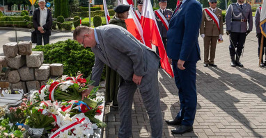 oddanie hołdu pod pomnikeim Powstania Warszawskiego 