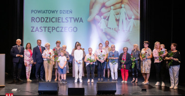 podziękowania rodzicom zastępczym złożył Rafał Zdzierela, starosta pilski oraz Kazimierz Sulima, etatowy członek Zarządu Powiatu