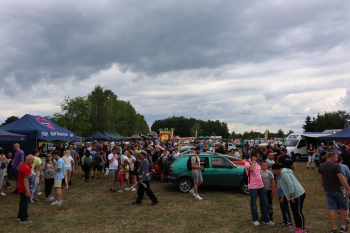 Tłumy na Retro Zlocie Starych Pojazdów i Maszyn