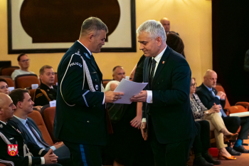 gratulacje i podziękowania kadrze Szkoły Policji złożył starosta pilski Rafał Zdzierela