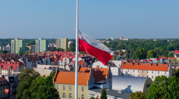 Opuszczone flagi na znak żałoby po tragicznie zmarłych strażakach