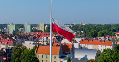 Opuszczone flagi na znak żałoby po tragicznie zmarłych strażakach