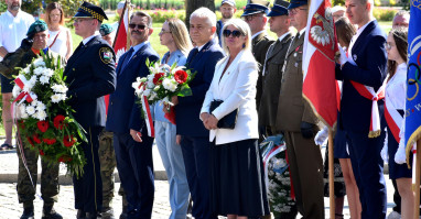 uroczystości pod pomnikiem na placu Zwycięstwa w Pile