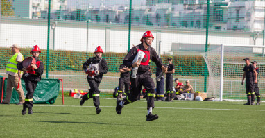 Młodzieżowe drużyny pożarnicze na stadionie przy Okrzei w Pile