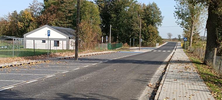 wyremontwany został ponad pólkilometrowy odcinek drogi, wybudowano chodnik i nowe miejsca parkingpwe 