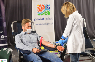 krew oddaje radny Rady Powiatu w Pile Krzysztof Pabich