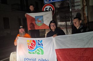 ekipa firmy Hydropex na rajdzie Złombol z flagą powiatu pilskiego