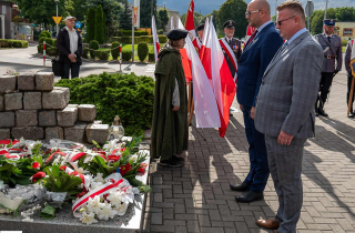 uroczystość przy pomniku Powstania Warszawskiego w Pile 