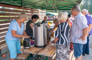 piknik seniorów na stadionie przy Okrzei w Pile 