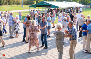 piknik seniorów na stadionie przy Okrzei w Pile 