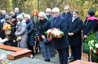 uroczystość przy mogile pomordowanych 