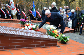 uroczystość przy mogile pomordowanych 